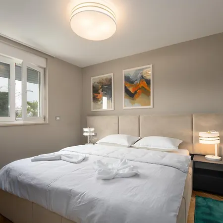 Larum Apartmens Vrsar Exterior photo