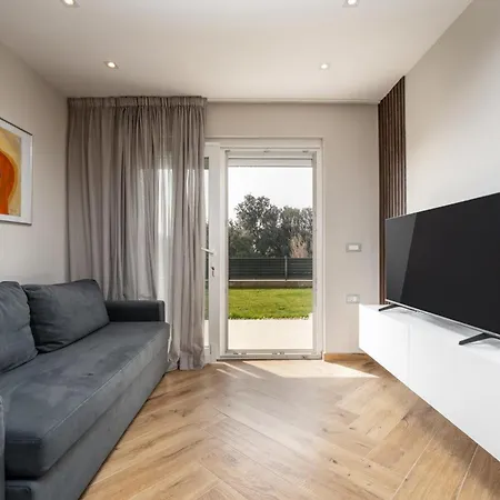 Larum Apartmens Vrsar Exterior photo