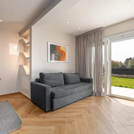 Larum Apartmens Vrsar Exterior photo