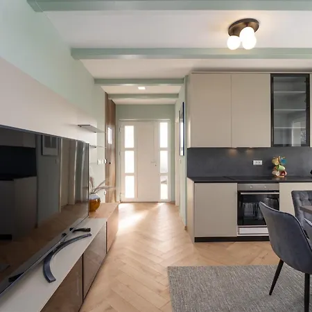 Larum Apartmens Vrsar Exterior photo